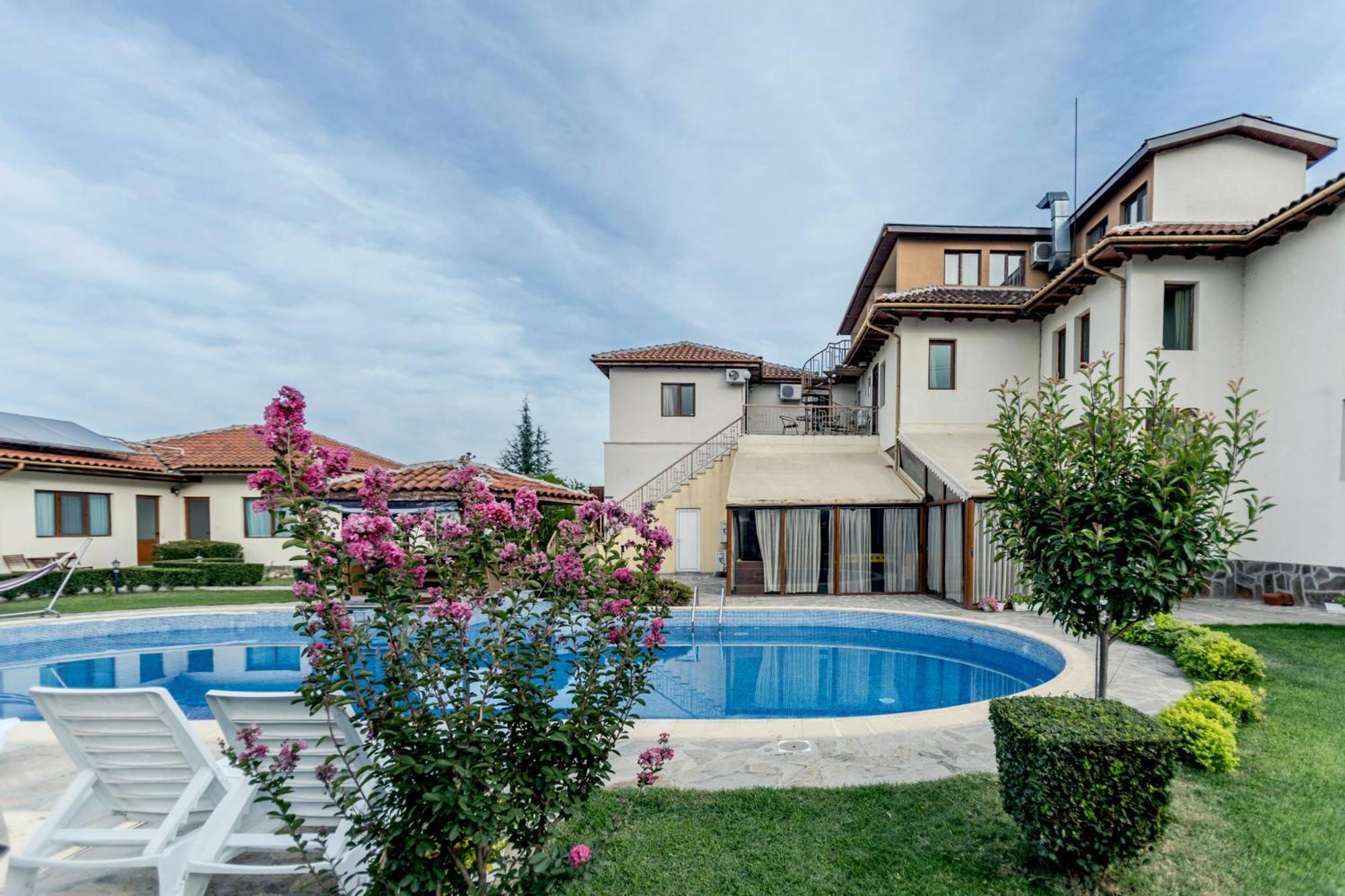 Вила Флора Паталеница Exterior photo